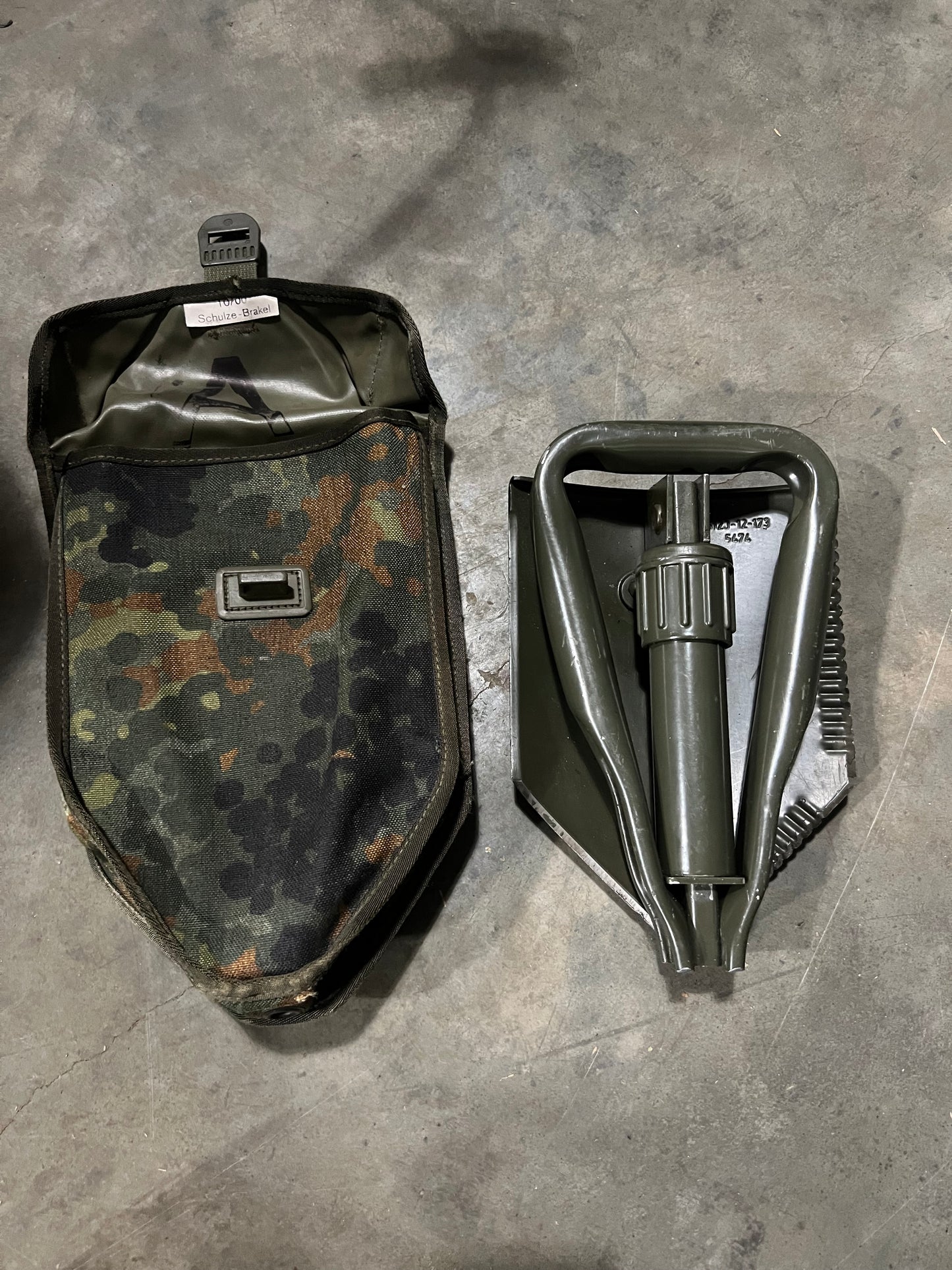 German issue E-TOOL Tri-fold shovel with Flecktarn carrying case (Used military surplus)