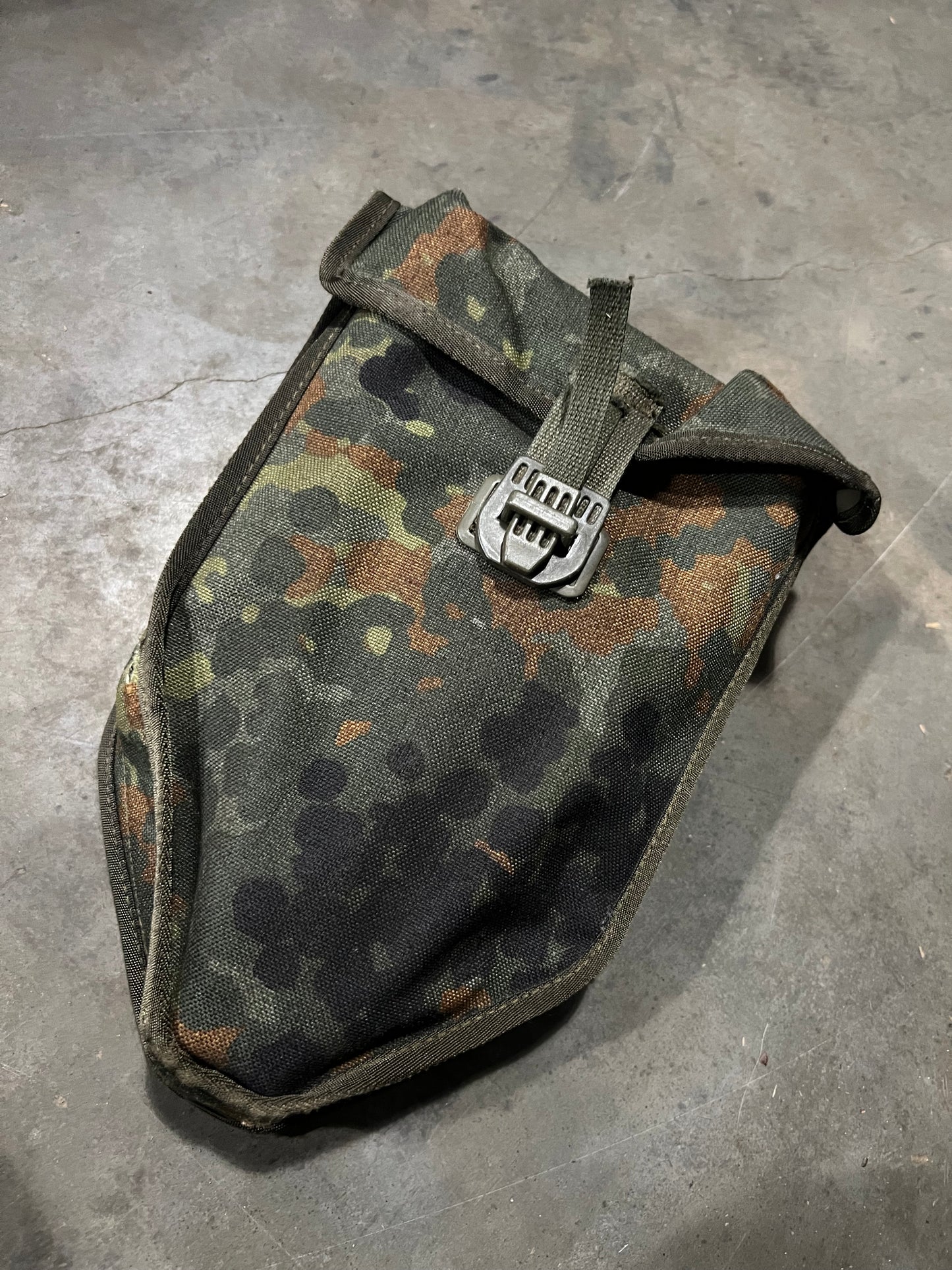 German issue E-TOOL Tri-fold shovel with Flecktarn carrying case (Used military surplus)