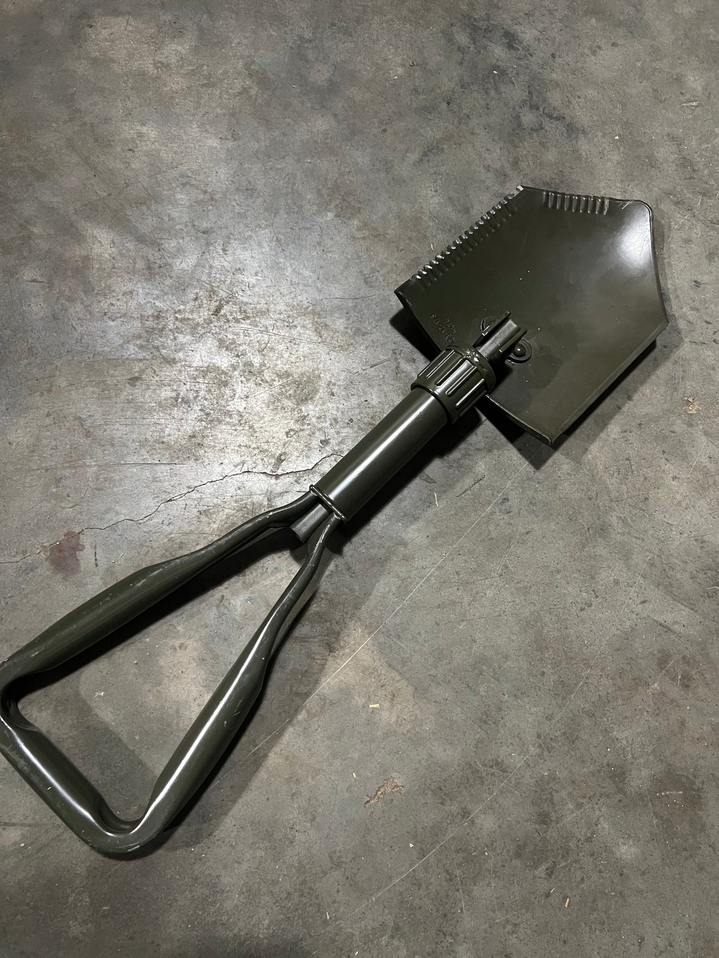 German issue E-TOOL Tri-fold shovel with Flecktarn carrying case (Used military surplus)